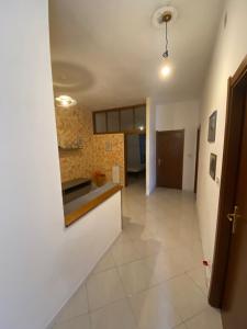um corredor de uma casa com piso de azulejo branco em Casa Vittoria em Bolano