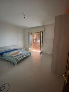 um quarto com uma cama num quarto com uma janela em Casa Vittoria em Bolano
