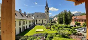 - Vistas a una ciudad con iglesia en K2 Brunnen Haus, en Kötschach-Mauthen