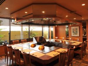 Un restaurante o sitio para comer en Hotel Resorpia Atami