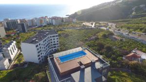 een luchtzicht op een gebouw en de oceaan bij Madeira Mar - "Seaside" in Funchal