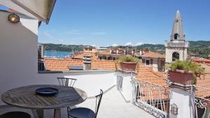 a balcony with a table and chairs and a view at Cala D'Oria in Lerici