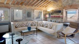 a living room with a couch and a table at Cala D'Oria in Lerici