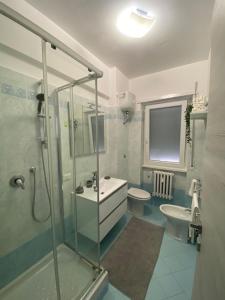 Un baño con ducha, lavabo e inodoro. en YTHA HOUSSE ROMA CENTRO, en Roma