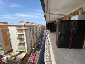 una vista desde el balcón de un edificio en YTHA HOUSSE ROMA CENTRO, en Roma