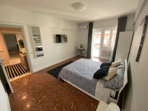 Un dormitorio con una cama y una silla dentro. en YTHA HOUSSE ROMA CENTRO, en Roma