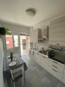 una cocina con una mesa y un fregadero en YTHA HOUSSE ROMA CENTRO, en Roma