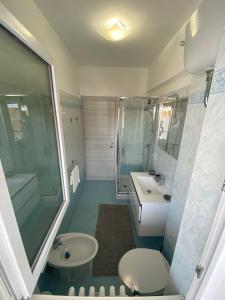 Un baño con lavabo, inodoro y ducha. en YTHA HOUSSE ROMA CENTRO, en Roma 11 fotos más