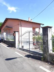 um portão em frente a uma casa com uma cerca em Casa Vittoria em Bolano