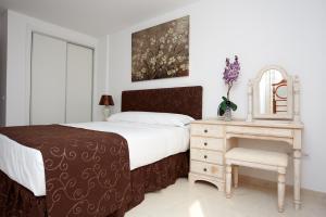 Posteľ alebo postele v izbe v ubytovaní Apartamentos Anfiteatro + 26 fotografií