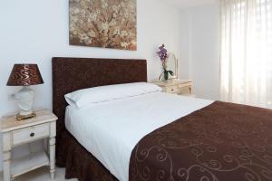Posteľ alebo postele v izbe v ubytovaní Apartamentos Anfiteatro