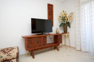 Televízia a/alebo spoločenská miestnosť v ubytovaní Apartamentos Anfiteatro