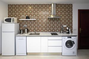 Kuchyňa alebo kuchynka v ubytovaní Apartamentos Anfiteatro