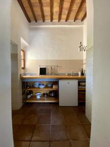 eine Küche mit einer Spüle und einer Arbeitsplatte in der Unterkunft Window to Bagno Vignoni in Bagno Vignoni