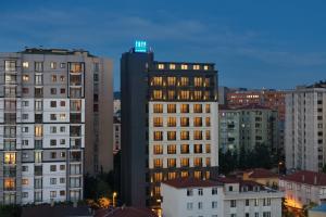 un grupo de edificios en una ciudad por la noche en Tryp by Wyndham Istanbul Atasehir, en Estambul