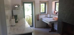 una cucina con bancone e lavandino e una finestra di cottage ad Abragão Altre 54 foto