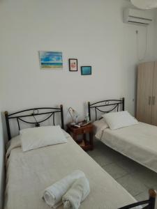 フリにあるFotini & Dimitriosのベッド2台が隣同士に設置された部屋です。