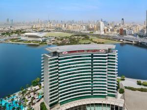 una vista aérea de un edificio alto junto a un cuerpo de agua en Crowne Plaza Dubai Festival City en Dubái