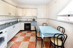 una cucina con tavolo, sedie e lavandino di Casa de Mar y Kanela 17 km Granada a Fuente Vaqueros