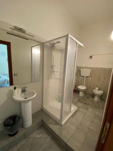 A bathroom at le ginestre in centro