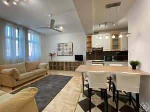 Televízia a/alebo spoločenská miestnosť v ubytovaní Downtown Gozsdu Vibe Apartment II