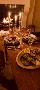 una mesa de madera con platos de comida y copas de vino en L'aile du Chateau en Ramatuelle