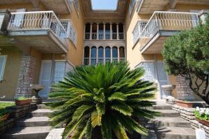 A balcony or terrace at Sirmio Apartments - Narnia Stay