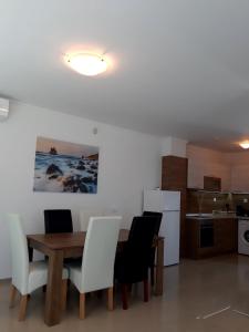 una cucina e una sala da pranzo con tavolo e sedie di Lighthouse 3 bedrooms villa F36 a Balchik