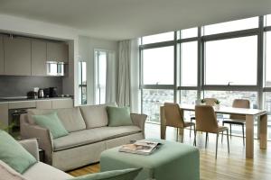 salon z kanapą i stołem w obiekcie Torre Galfa Milano Luxury Apartments | UNA Esperienze w Mediolanie
