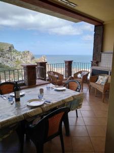 a dining table with a view of the ocean at Dimora La Conchiglia in Buggerru
