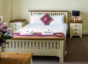 Llit o llits en una habitació de The Crown Hotel