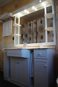 a bathroom with a blue sink and a mirror at Apartamento Turístico Almagre in Almagro +27 photos