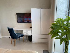 Telewizja i/lub zestaw kina domowego w obiekcie Apartament Faltom 20 Yacht Park Premium