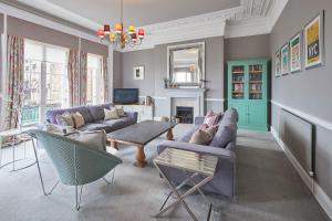 sala de estar con sofá y mesa en Host & Stay - The Zetland Apartment, en Saltburn-by-the-Sea