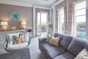 sala de estar con sofá y reloj en la pared en Host & Stay - The Zetland Apartment, en Saltburn-by-the-Sea