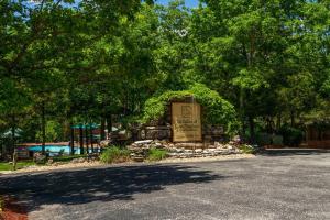 una señal en medio de un parque con árboles en Cabins at Green Mountain, Trademark Collection by Wyndham, en Branson