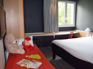 Postel nebo postele na pokoji v ubytování ibis Chartres Ouest Luce