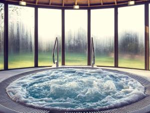 bañera en una habitación con ventana grande en Mercure Hull Grange Park Hotel en Hull
