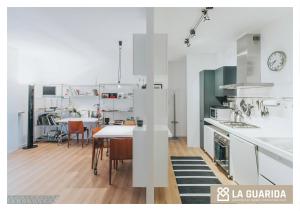 ウーディネにあるRelais Giusti 2 - La Guaridaのキッチン(白い家電製品付)、ダイニングルーム(テーブル付)