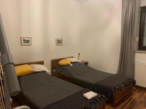 2 camas individuais num quarto com uma janela em Apartament na Wzgórzu em Wisla
