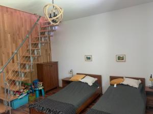una camera con 2 letti e una scala a chiocciola di Apartament na Wzgórzu a Wisła