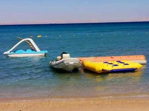 - un groupe de bateaux sur l'eau sur une plage dans l'établissement Mohamed Afifi BlueBay Asia - Families - Ground 2 Bed Rooms, à Ain Sokhna