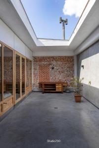 d'une terrasse avec un banc et un mur en briques. dans l'établissement Studio73, Guesthouse met sauna, à Courtrai