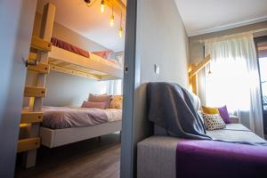 Un dormitorio con dos literas y una ventana. en Flor de Iris, en Sierra Nevada