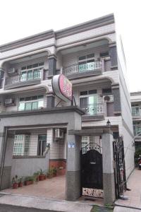 un grande edificio con un cartello di bevande sopra di Hualian Manpo B&B a Città di Hualien