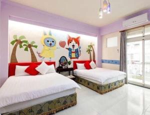 una camera con due letti e un murale di un pokemon di Hualian Manpo B&B a Città di Hualien