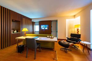 TV a/nebo společenská místnost v ubytování The Craton Hotel Sisli