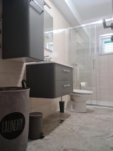 ein Bad mit einem Waschbecken und einem WC in der Unterkunft Hello Sunshine - Apartment on the Beach in Zubovići