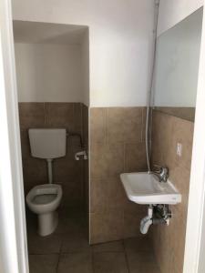 Ένα μπάνιο στο H Hostel Friendly Accommodation