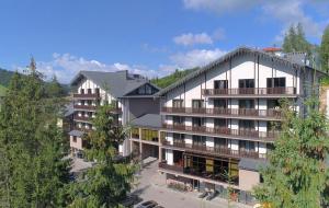 een luchtzicht op een gebouw met bomen bij Girski Hotel&Spa in Boekovel